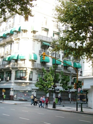 Buenos Aires 012 - Flo dans avenue de Mayo - Argentine