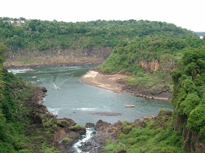 Iguazu 118 - Ile et Bresil vue de loin - Argentine