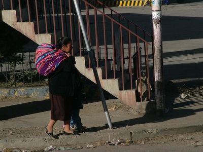 La Paz-Puno 023 - Femme avec sac tissu - Bolivie