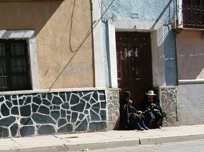 Potosi 017 - Femmes assises devant porte - Bolivie