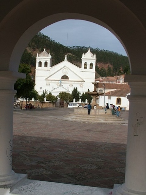 Sucre 024 - Eglise Recoleta sous arche - Bolivie