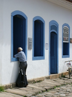 Paraty 028 - Pepe regarde par fenetre - Bresil