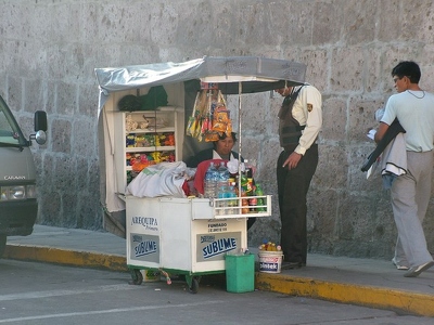 Arequipa 007 - Petit vendeur de rue - Perou