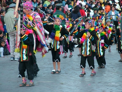 Cusco 059 - Defile des enfants noirs - Perou