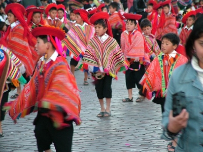 Cusco 076 - Defile des enfants ponchos rouges - Perou