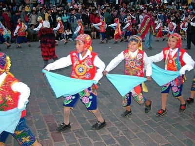 Cusco 083 - Defile des enfants couleurs - Perou