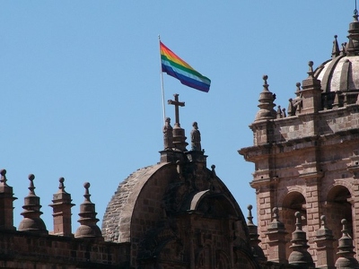 Cusco Defile 016 - Drapeau sur l eglise - Perou