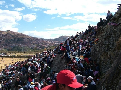 Inti Raymi 004 - Rocher avec population - Perou