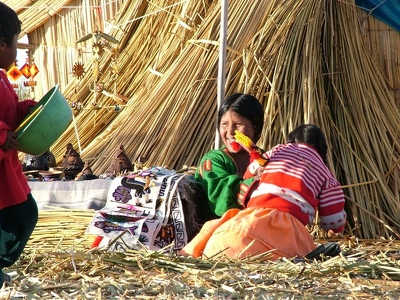 Titicaca 032 - Vendeuse souvenirs - Perou