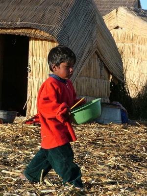 Titicaca 034 - Enfant sur ile - Perou