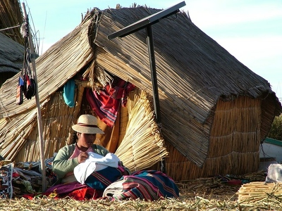 Titicaca 035 - Vendeuse souvenirs - Perou