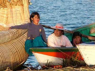Titicaca 049 - Enfants dans barque - Perou