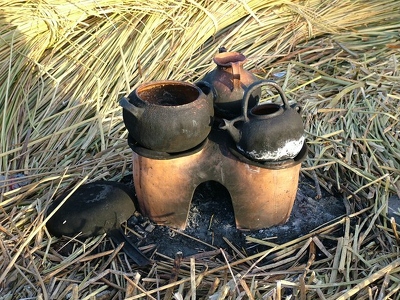 Titicaca 051 - Cuisiniere poterie - Perou