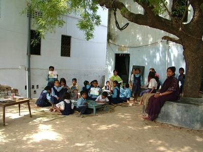 Benares Varanasi - Ecole Gangotri 002 - Cour - Inde
