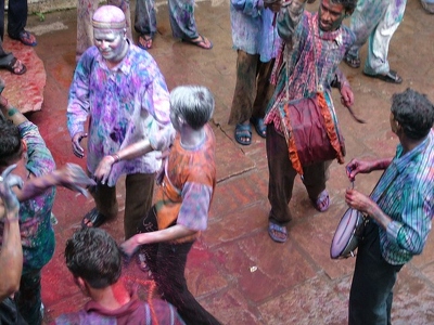 Benares Varanasi 015 - Holi Danse rue - Inde