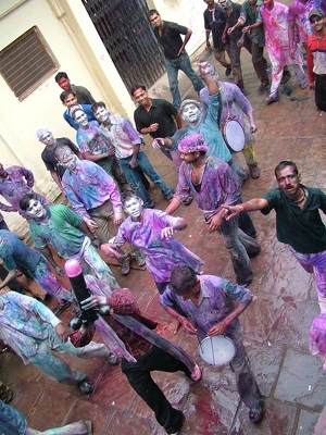 Benares Varanasi 016 - Holi defile rue - Inde