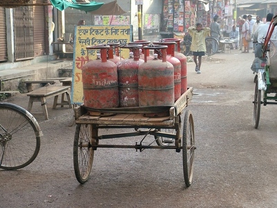 Benares Varanasi 026 - Livreur de gas - Inde