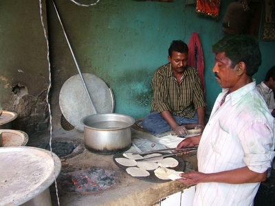 Benares Varanasi 032 - Resto chapati - Inde