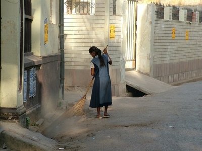 Benares Varanasi 341 - Ballayage rues matin - Inde