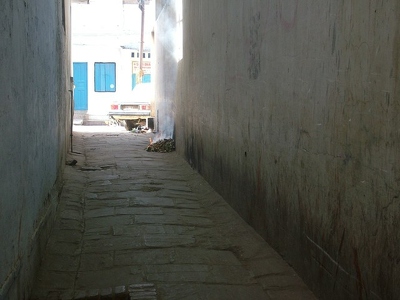 Benares Varanasi 343 - Rue avec feu - Inde