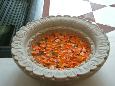 Agra Hotel 014 - Fleurs dans eau - Inde
