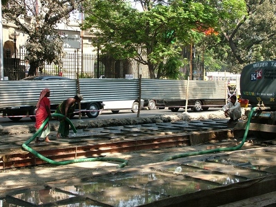 Bombay 010 - Femme travaux rue - Inde