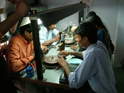 Jaipur 008 - Fabrique bijoux avec pierre - Inde