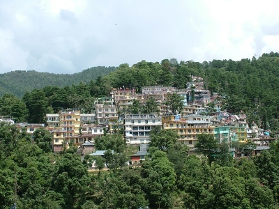 Mc Leod Ganj 003 - Village de loin - Inde