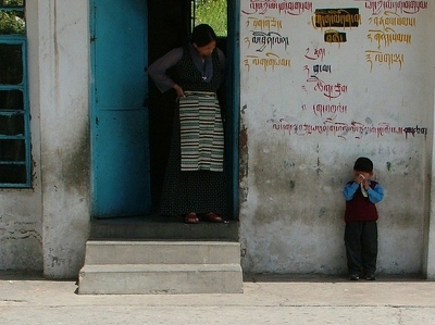 Mc Leod Ganj 009 - Institutrice et eleve - Inde
