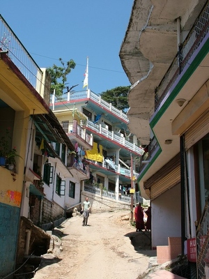 Mc Leod Ganj 010 - Montee maisons - Inde