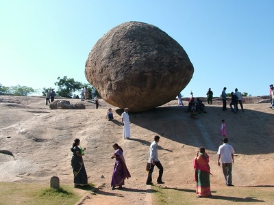 Mamallapuram 026 - Rocher et indiens - Inde