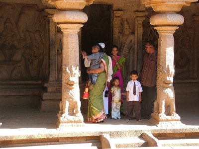 Mamallapuram 031- Indiens dans temple - Inde