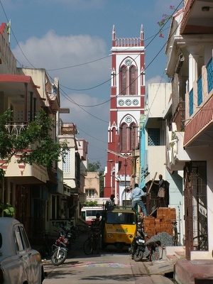 Pondy - 003 - Rue avec eglise - Inde