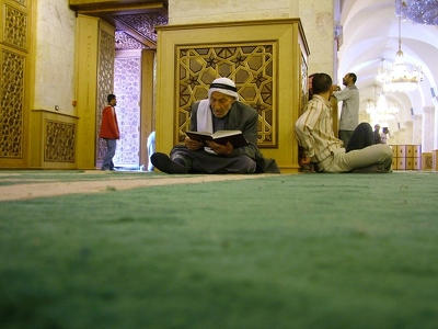 Alep 055 - Musulman lisant le coran - Syrie
