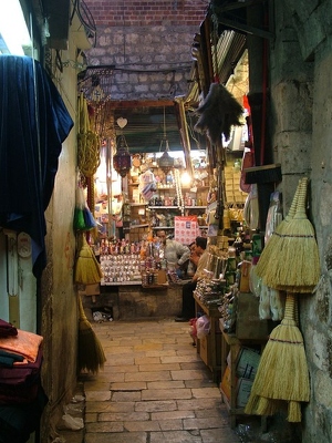 Alep 071 - Petits magasins souq - Syrie
