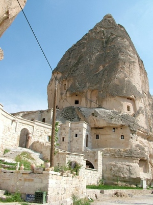 Goreme 009 - Rocher dans village - Turquie