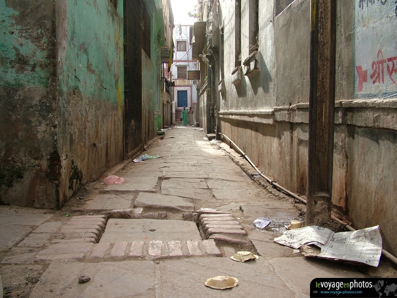 2006-04-14-_Benares_002_-_Rue_vide.jpg