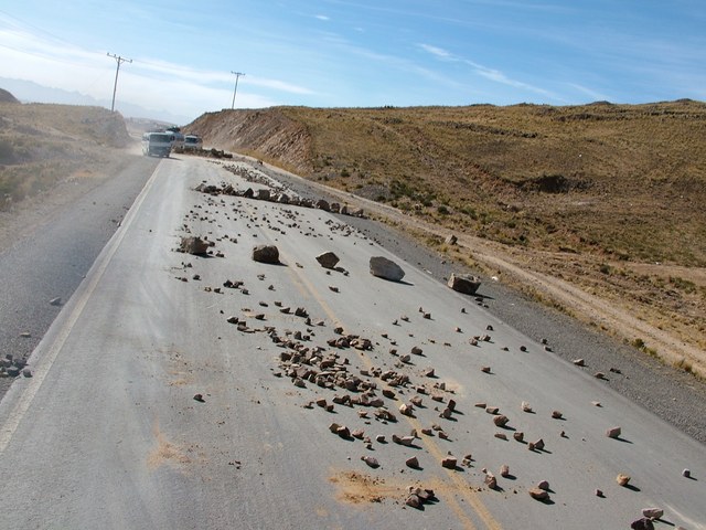 La_Paz-Puno_020_-_Pierres_sur_la_route_-_Bolivie.jpg
