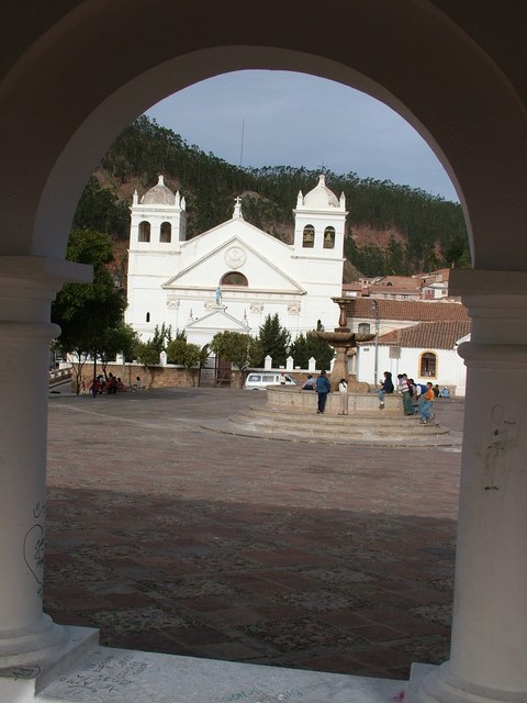 Sucre_024_-_Eglise_Recoleta_sous_arche_-_Bolivie.jpg