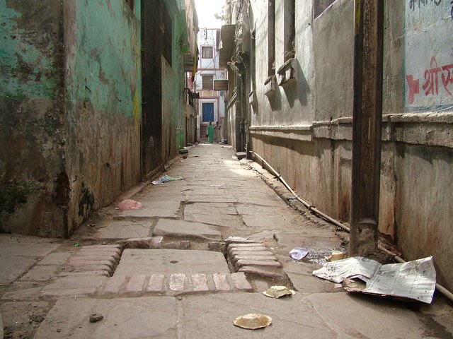 Benares_Varanasi_002_-_Rue_vide_-_Inde.jpg