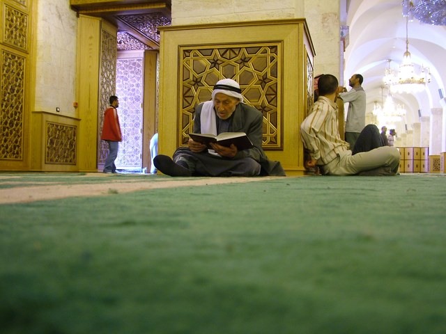 Alep_055_-_Musulman_lisant_le_coran_-_Syrie.jpg