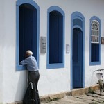 Paraty 028 - Pepe regarde par fenetre - Bresil