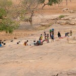 Pays Dogon Begnemato 396 - Autour du puit lessive - Mali