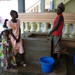 Bamako 024 - Maison Cisse puit avec filles - Mali