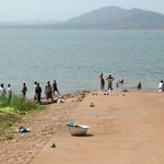 Est lac Volta 312 - Lessive sur jetee - Ghana