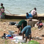 Est lac Volta 316 - Lessive sur lac - Ghana