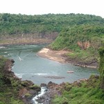 Iguazu 118 - Ile et Bresil vue de loin - Argentine