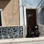 Potosi 017 - Femmes assises devant porte - Bolivie