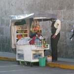 Arequipa 007 - Petit vendeur de rue - Perou