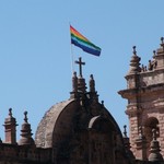 Cusco Defile 016 - Drapeau sur l'eglise - Perou